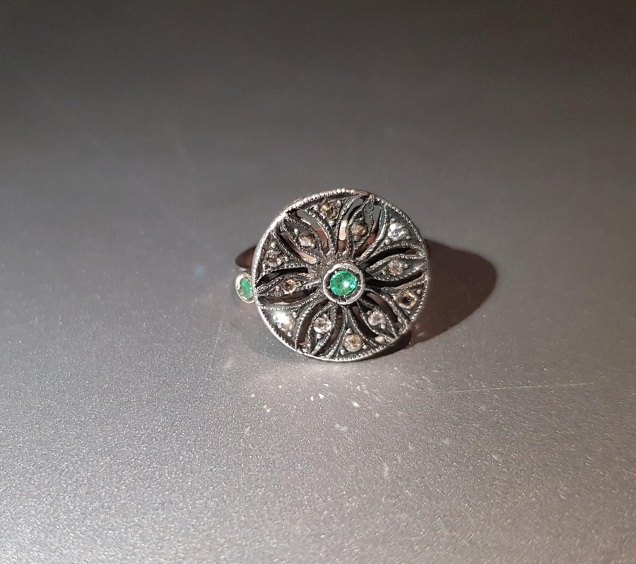 ZÜMRÜT VE ELMAS TAŞLARLA SÜSLÜ ALTIN YÜZÜK 