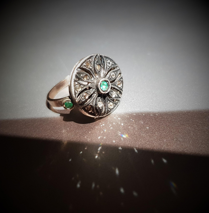 ZÜMRÜT VE ELMAS TAŞLARLA SÜSLÜ ALTIN YÜZÜK 