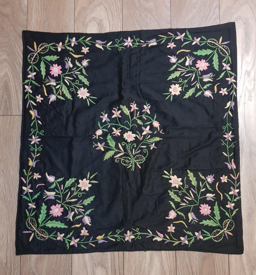 OSMANLI DÖNEMİ RUM İŞİ SUZENİ İŞÇİLİKLİ ÇİÇEK VE HAÇ GÖRSELLİ BOHÇA 