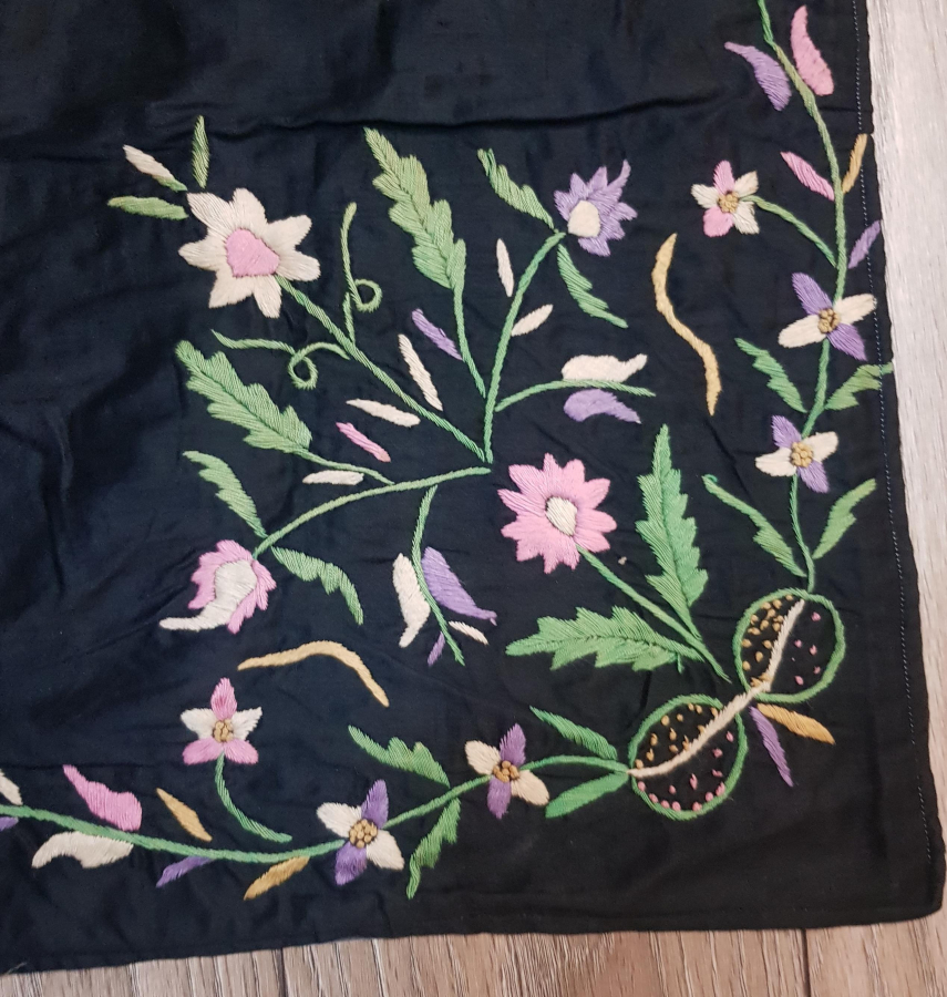 OSMANLI DÖNEMİ RUM İŞİ SUZENİ İŞÇİLİKLİ ÇİÇEK VE HAÇ GÖRSELLİ BOHÇA 