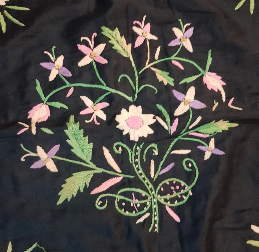 OSMANLI DÖNEMİ RUM İŞİ SUZENİ İŞÇİLİKLİ ÇİÇEK VE HAÇ GÖRSELLİ BOHÇA 