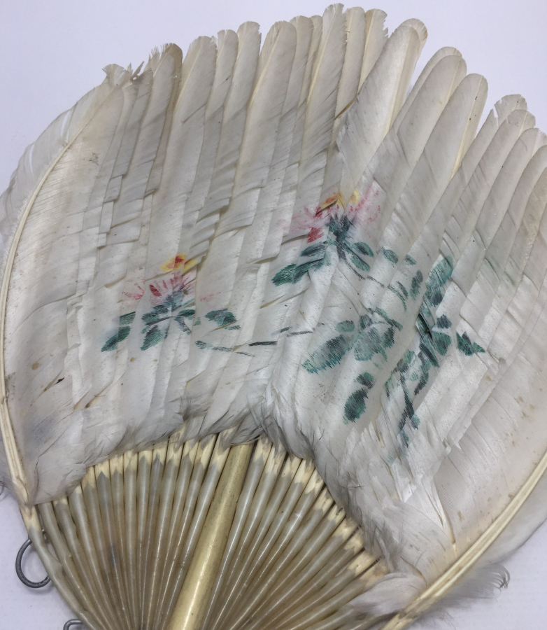 1930 LARDAN KUŞ TÜYÜNDEN MAMUL ÜZERİ İŞLEMELİ YELPAZE