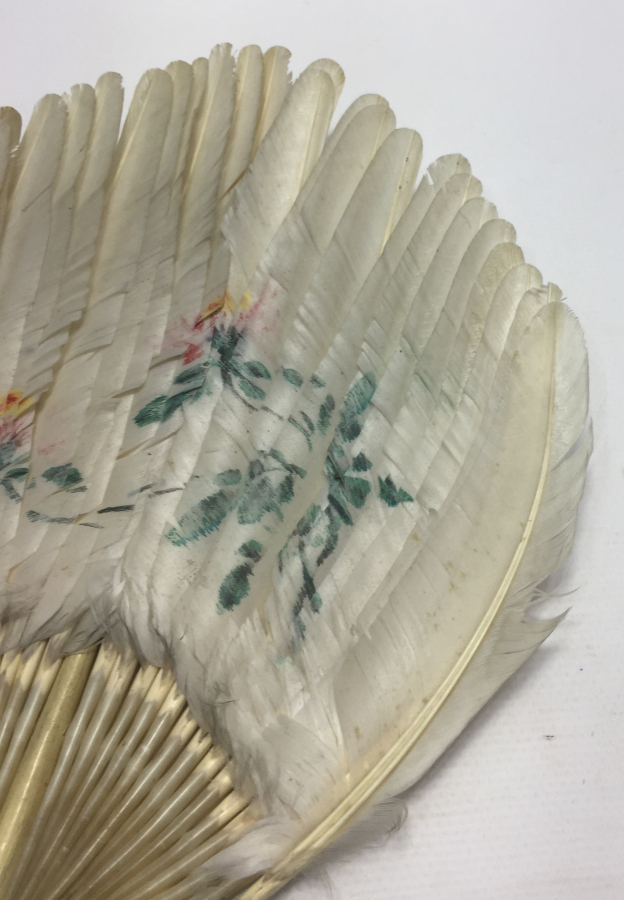 1930 LARDAN KUŞ TÜYÜNDEN MAMUL ÜZERİ İŞLEMELİ YELPAZE