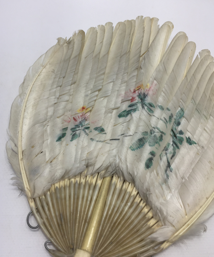 1930 LARDAN KUŞ TÜYÜNDEN MAMUL ÜZERİ İŞLEMELİ YELPAZE