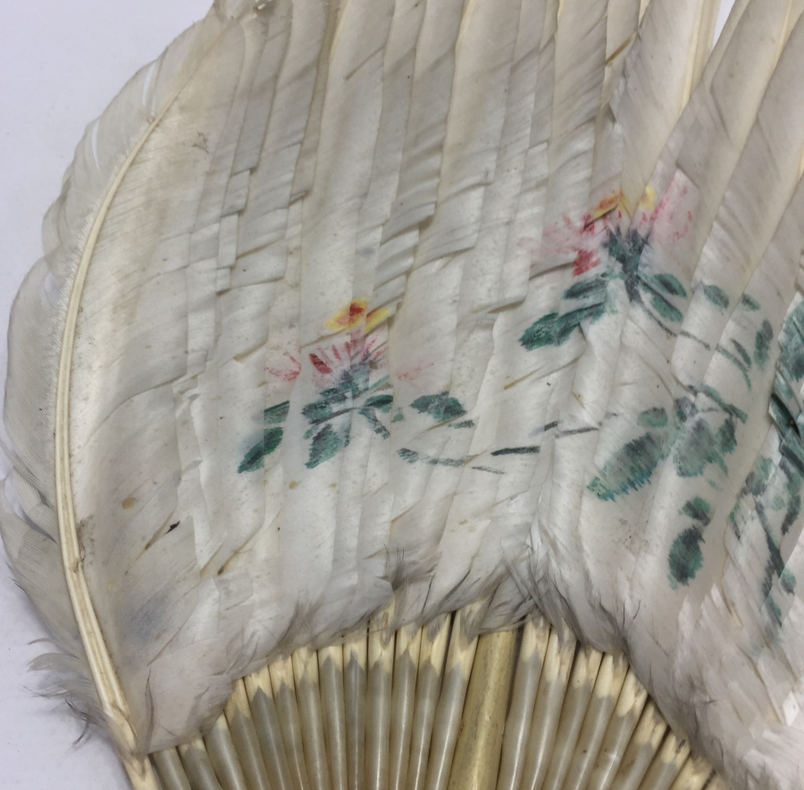 1930 LARDAN KUŞ TÜYÜNDEN MAMUL ÜZERİ İŞLEMELİ YELPAZE