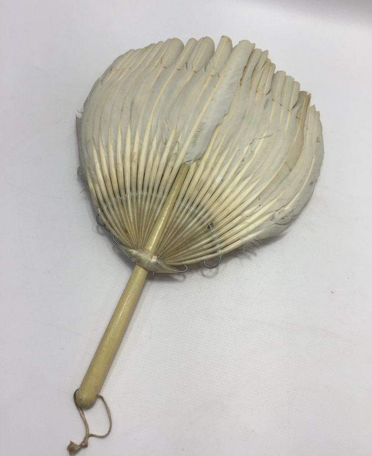 1930 LARDAN KUŞ TÜYÜNDEN MAMUL ÜZERİ İŞLEMELİ YELPAZE