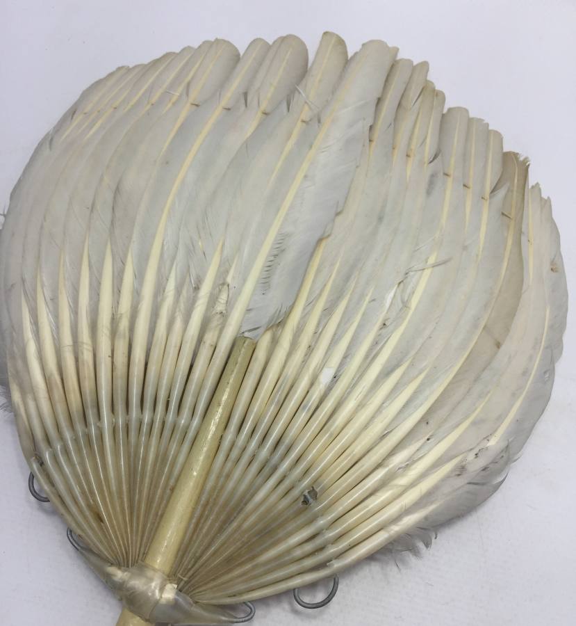 1930 LARDAN KUŞ TÜYÜNDEN MAMUL ÜZERİ İŞLEMELİ YELPAZE