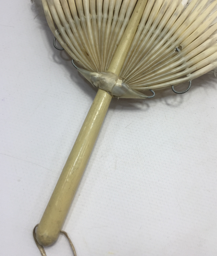 1930 LARDAN KUŞ TÜYÜNDEN MAMUL ÜZERİ İŞLEMELİ YELPAZE