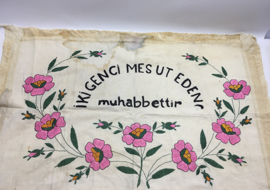 CUMHURİYET BAŞLARI İPEK İŞLEMELİ ÇEYİZ PANOSU