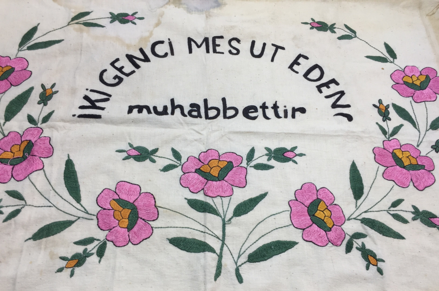 CUMHURİYET BAŞLARI İPEK İŞLEMELİ ÇEYİZ PANOSU