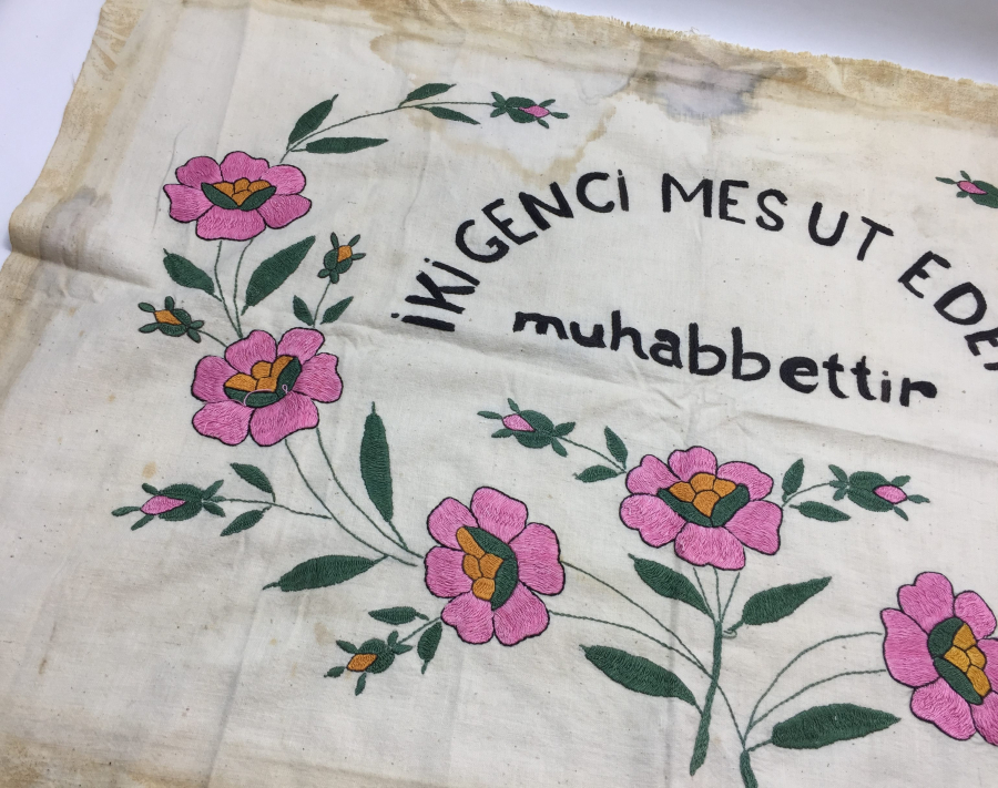 CUMHURİYET BAŞLARI İPEK İŞLEMELİ ÇEYİZ PANOSU