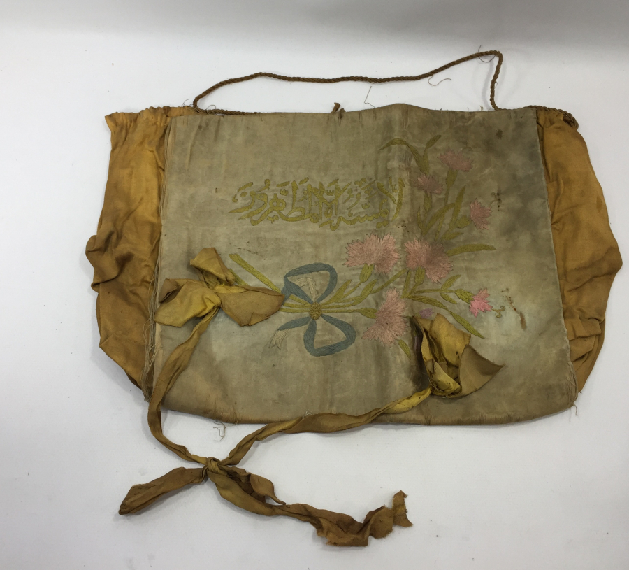 OSMANLI DÖNEMİ İPEK ATLASTAN MAMUL DEV BOY ÜZERİ YAZILI KUR'AN -I KERİM KABI 