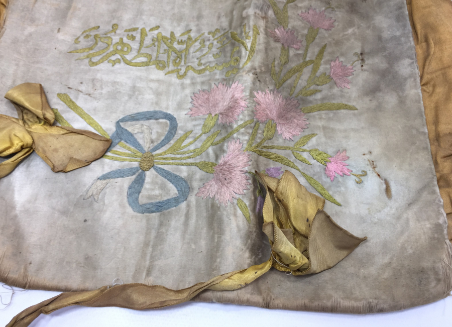 OSMANLI DÖNEMİ İPEK ATLASTAN MAMUL DEV BOY ÜZERİ YAZILI KUR'AN -I KERİM KABI 