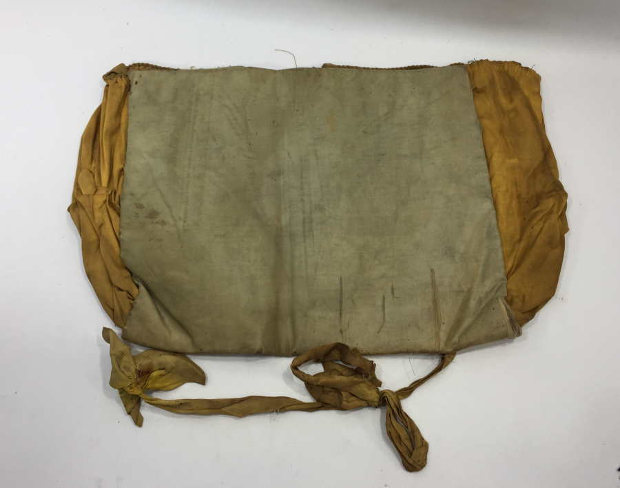 OSMANLI DÖNEMİ İPEK ATLASTAN MAMUL DEV BOY ÜZERİ YAZILI KUR'AN -I KERİM KABI 