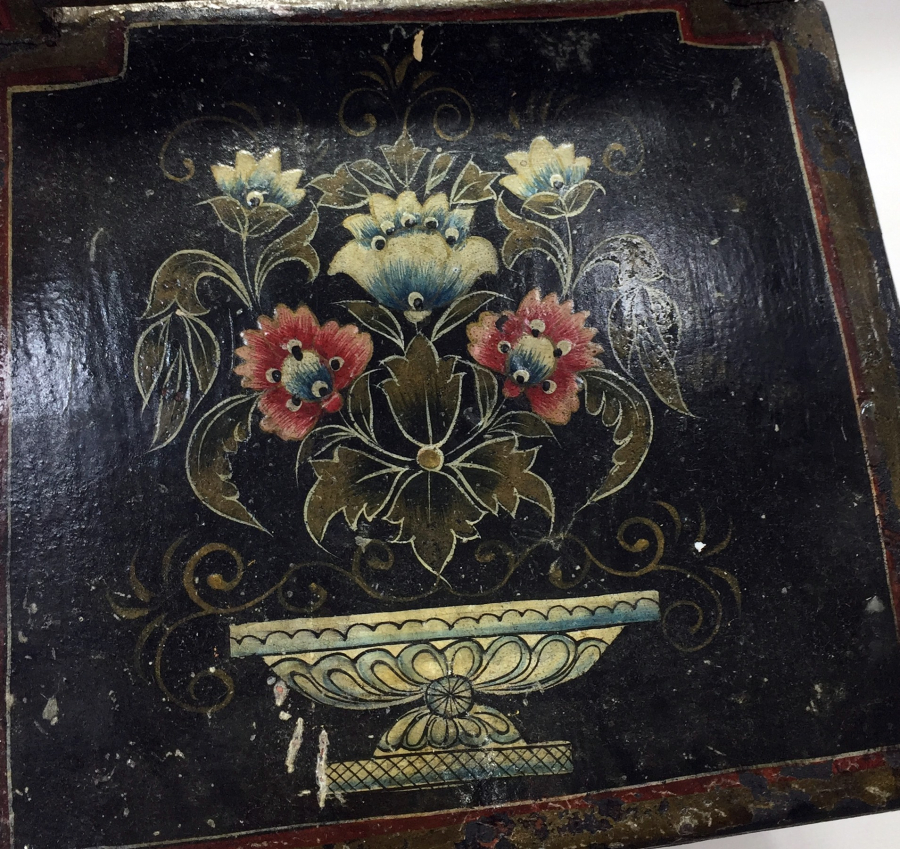 OSMANLI DÖNEMİ ÜZERİ KÖK BOYA İŞÇİLİKLİ ERMENİ ÇOCUK SANDALYESİ