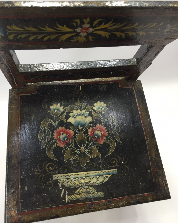 OSMANLI DÖNEMİ ÜZERİ KÖK BOYA İŞÇİLİKLİ ERMENİ ÇOCUK SANDALYESİ