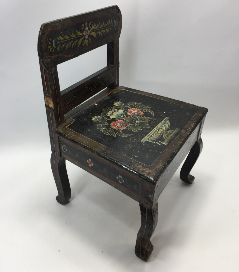 OSMANLI DÖNEMİ ÜZERİ KÖK BOYA İŞÇİLİKLİ ERMENİ ÇOCUK SANDALYESİ