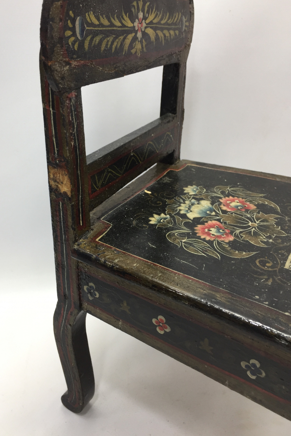 OSMANLI DÖNEMİ ÜZERİ KÖK BOYA İŞÇİLİKLİ ERMENİ ÇOCUK SANDALYESİ