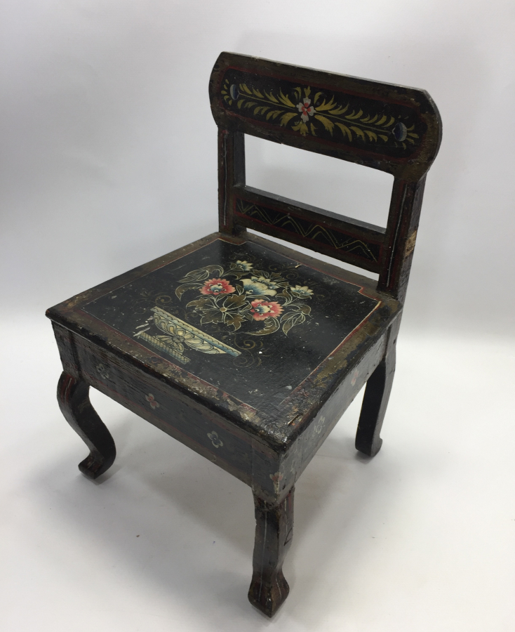 OSMANLI DÖNEMİ ÜZERİ KÖK BOYA İŞÇİLİKLİ ERMENİ ÇOCUK SANDALYESİ