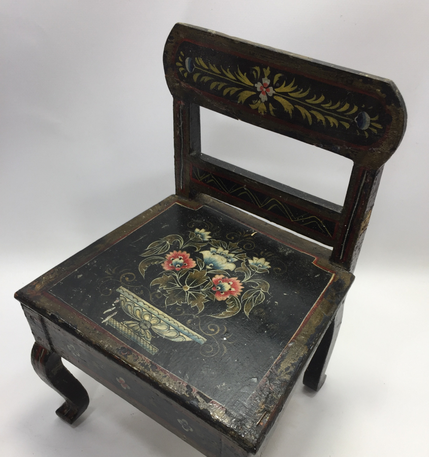OSMANLI DÖNEMİ ÜZERİ KÖK BOYA İŞÇİLİKLİ ERMENİ ÇOCUK SANDALYESİ