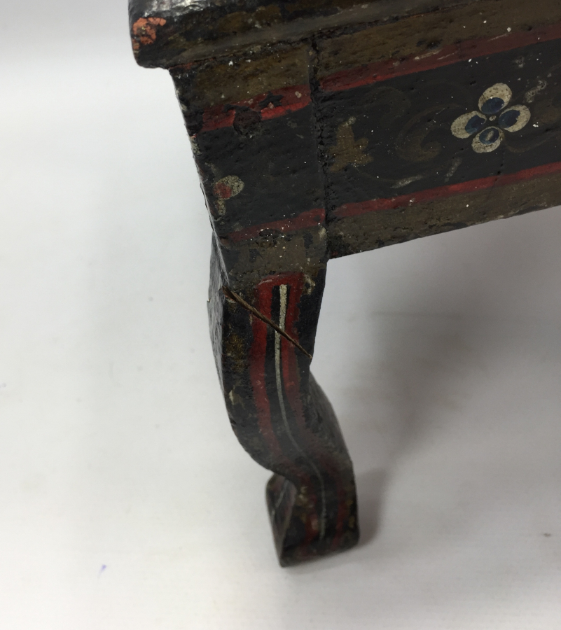 OSMANLI DÖNEMİ ÜZERİ KÖK BOYA İŞÇİLİKLİ ERMENİ ÇOCUK SANDALYESİ