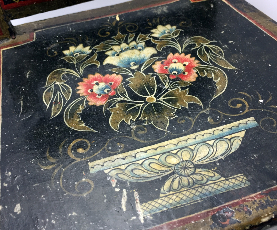 OSMANLI DÖNEMİ ÜZERİ KÖK BOYA İŞÇİLİKLİ ERMENİ ÇOCUK SANDALYESİ