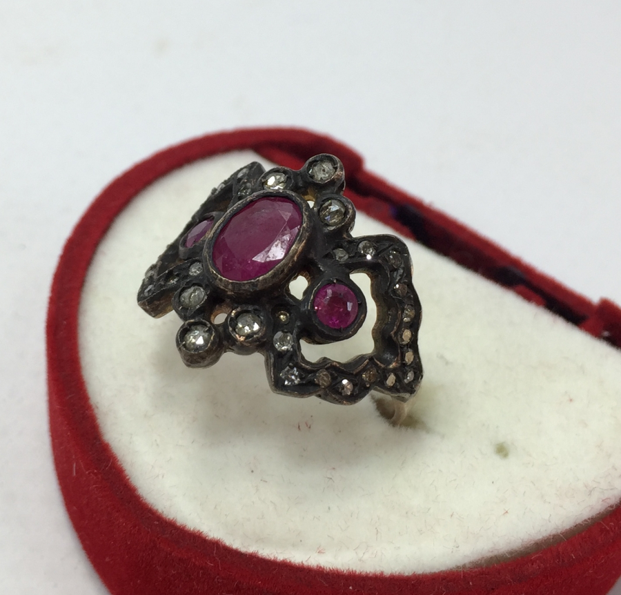 ÜZERİ ELMAS VE YAKUT TAŞLARLA SÜSLÜ ANTİKA YÜZÜK