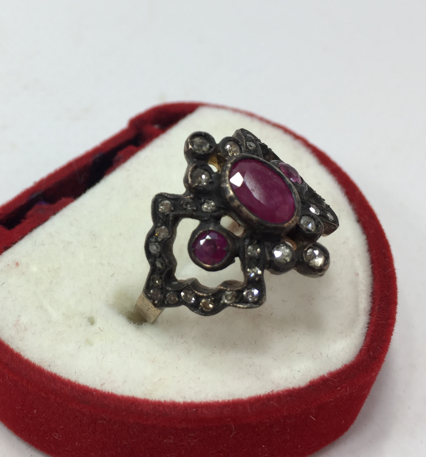 ÜZERİ ELMAS VE YAKUT TAŞLARLA SÜSLÜ ANTİKA YÜZÜK