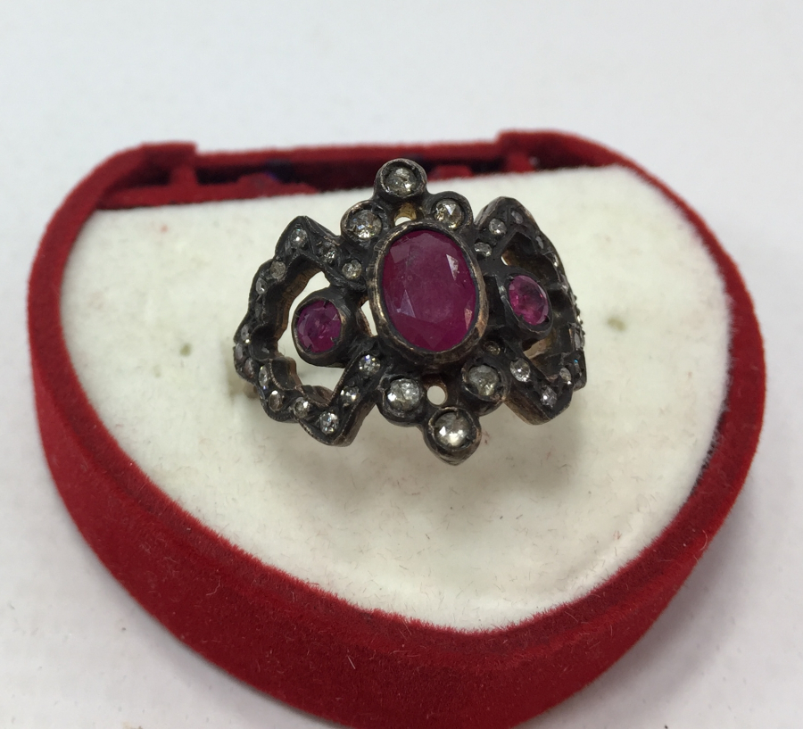 ÜZERİ ELMAS VE YAKUT TAŞLARLA SÜSLÜ ANTİKA YÜZÜK