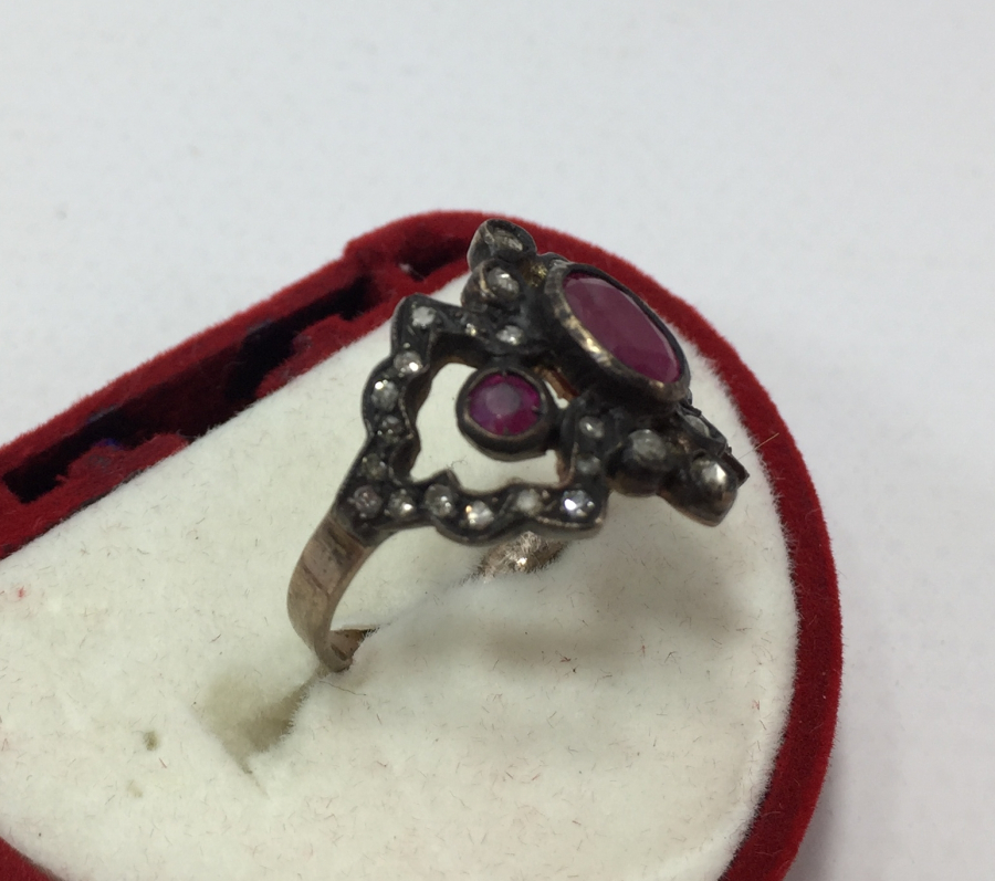 ÜZERİ ELMAS VE YAKUT TAŞLARLA SÜSLÜ ANTİKA YÜZÜK