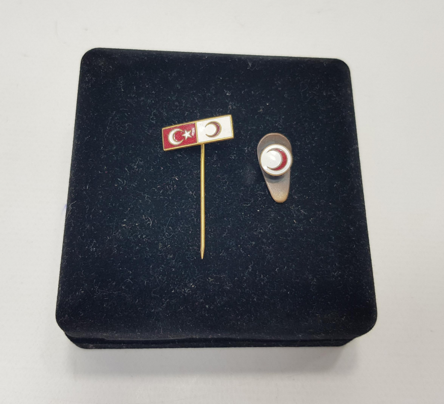 BİR ÇİFT KIZILAY ROZET 