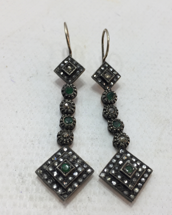 ELMAS VE ZÜMRÜT TAŞLARLA SÜSLÜ FRANSIZ KÜPE