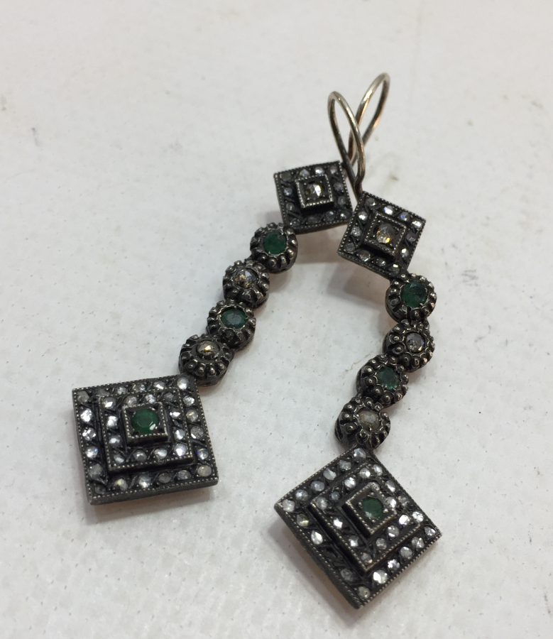 ELMAS VE ZÜMRÜT TAŞLARLA SÜSLÜ FRANSIZ KÜPE