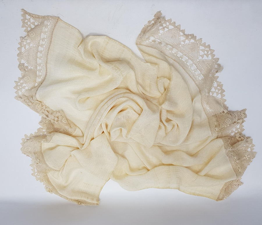 KENARLARI İŞLEMELİ İPEK ÖRTÜ 