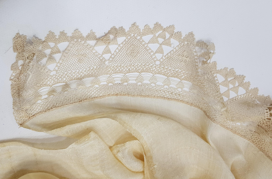 KENARLARI İŞLEMELİ İPEK ÖRTÜ 