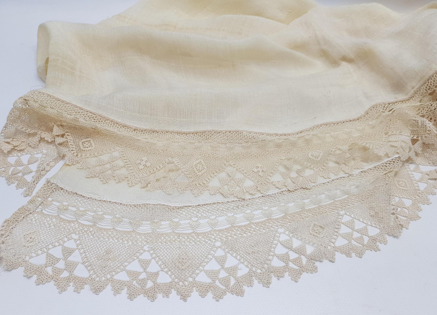 KENARLARI İŞLEMELİ İPEK ÖRTÜ 