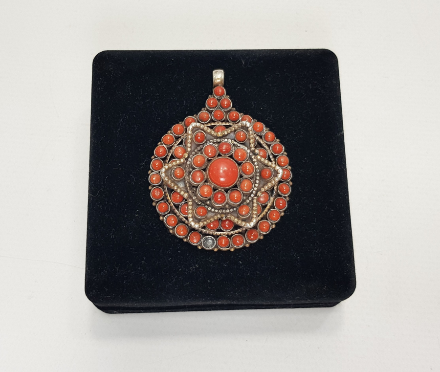 MERCAN TAŞLARLA BEZELİ KUTU FORMLU GÜMÜŞ KOLYE UCU 