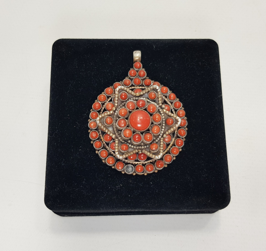 MERCAN TAŞLARLA BEZELİ KUTU FORMLU GÜMÜŞ KOLYE UCU 