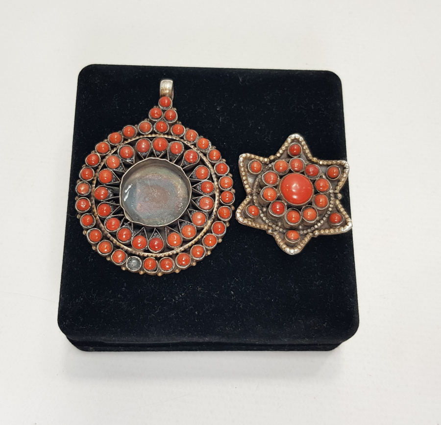 MERCAN TAŞLARLA BEZELİ KUTU FORMLU GÜMÜŞ KOLYE UCU 