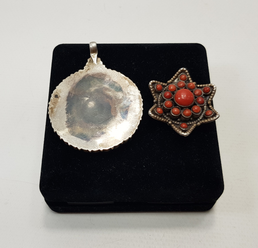 MERCAN TAŞLARLA BEZELİ KUTU FORMLU GÜMÜŞ KOLYE UCU 