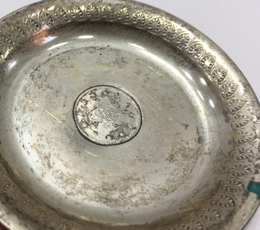 OSMANLI DÖNEMİ ORTASINDA GÜMÜŞ PARA BULUNAN GÜMÜŞ KINA TASI