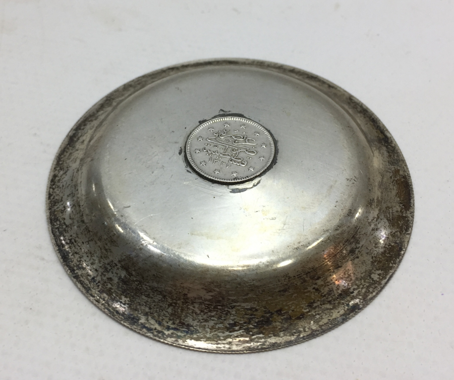 OSMANLI DÖNEMİ ORTASINDA GÜMÜŞ PARA BULUNAN GÜMÜŞ KINA TASI
