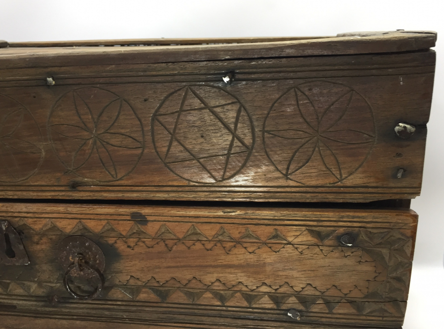 OSMANLI DÖNEMİ ÜZERİ SELVİLİ VE MÜHRÜ SÜLEYMANLI AHŞAP YARDIM SANDIĞI