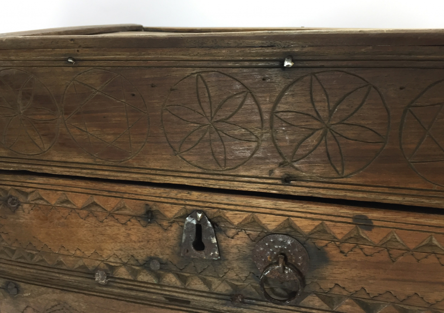 OSMANLI DÖNEMİ ÜZERİ SELVİLİ VE MÜHRÜ SÜLEYMANLI AHŞAP YARDIM SANDIĞI