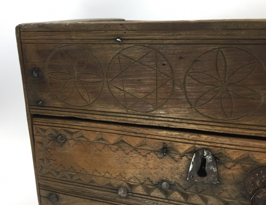 OSMANLI DÖNEMİ ÜZERİ SELVİLİ VE MÜHRÜ SÜLEYMANLI AHŞAP YARDIM SANDIĞI