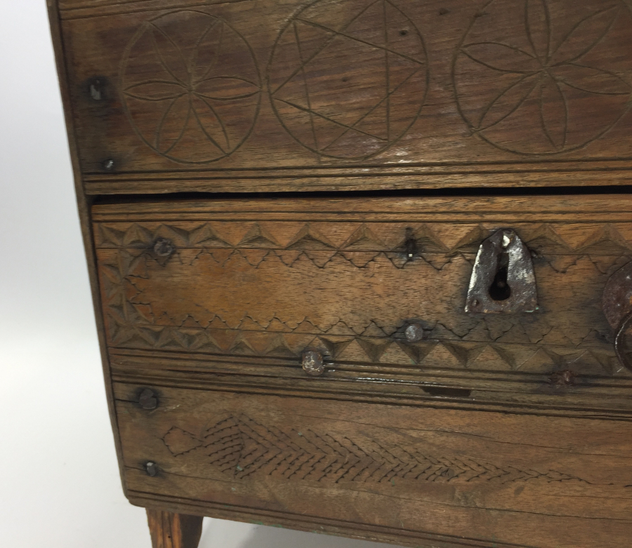 OSMANLI DÖNEMİ ÜZERİ SELVİLİ VE MÜHRÜ SÜLEYMANLI AHŞAP YARDIM SANDIĞI