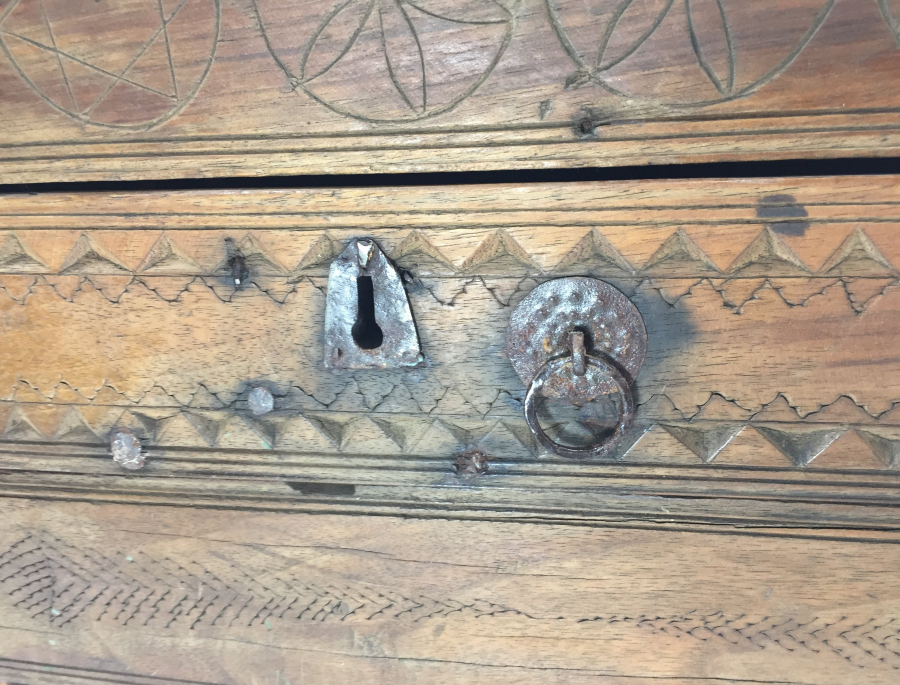 OSMANLI DÖNEMİ ÜZERİ SELVİLİ VE MÜHRÜ SÜLEYMANLI AHŞAP YARDIM SANDIĞI