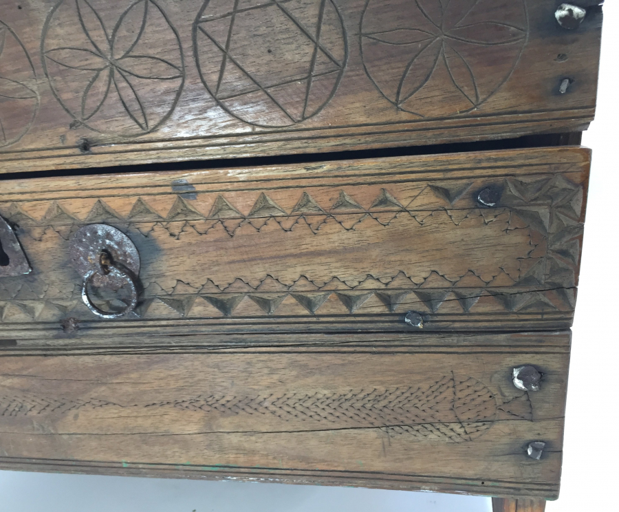 OSMANLI DÖNEMİ ÜZERİ SELVİLİ VE MÜHRÜ SÜLEYMANLI AHŞAP YARDIM SANDIĞI