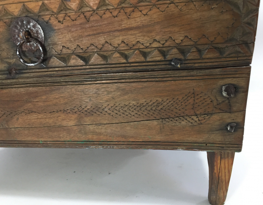 OSMANLI DÖNEMİ ÜZERİ SELVİLİ VE MÜHRÜ SÜLEYMANLI AHŞAP YARDIM SANDIĞI