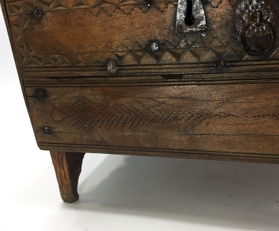 OSMANLI DÖNEMİ ÜZERİ SELVİLİ VE MÜHRÜ SÜLEYMANLI AHŞAP YARDIM SANDIĞI